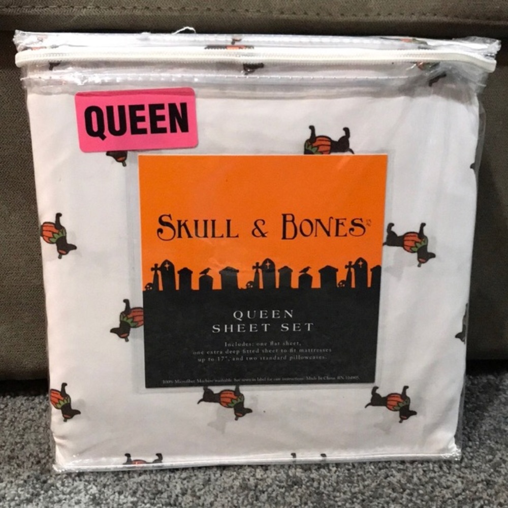 Skull and bones queen sheets